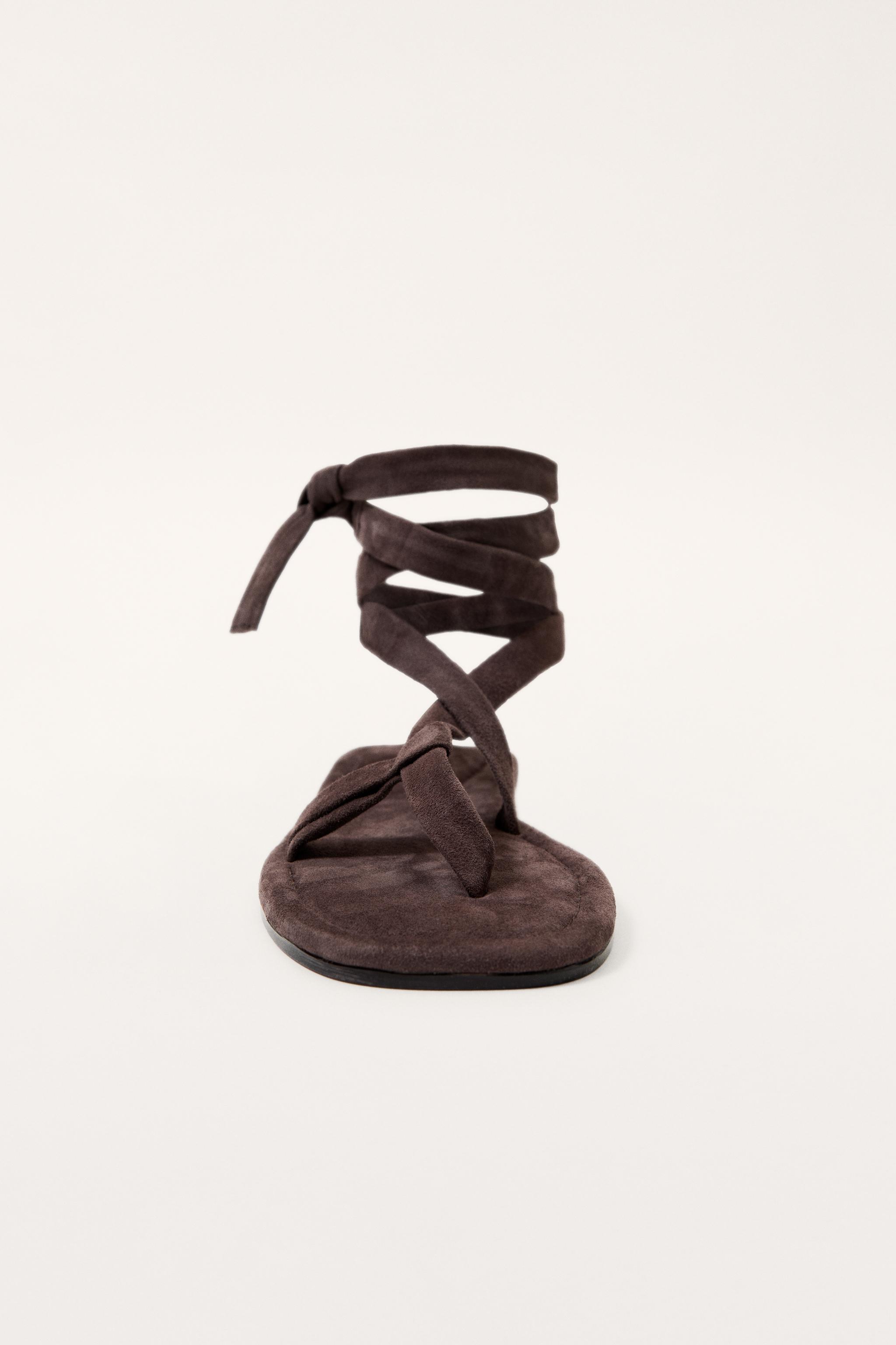 SANDALES PLATES À BRIDES EN CUIR ÉDITION LIMITÉE